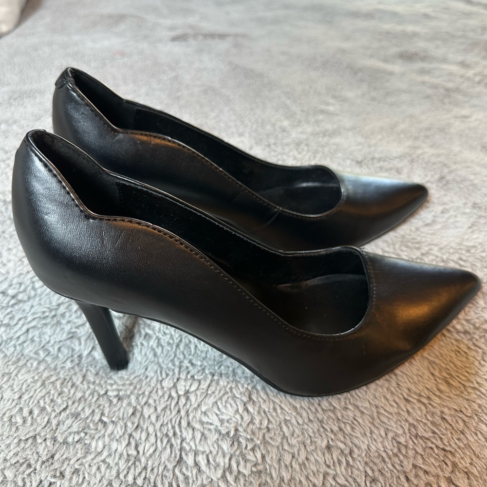 Marc Fisher Black Pointed Toe Heels 6.5M
NWOB